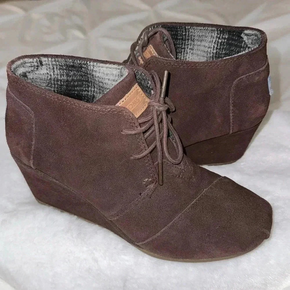TOMS Suede Desert Wedge Booties Boots Size 8 Preppy Fall Winter Date Night - Picture 1 of 11